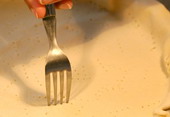 Piquez un peu partout la pâte avec une fourchette afin d’éviter que celle-ci ne gonfle